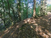30 Qui prendo decisamente a destra in lieve discesa